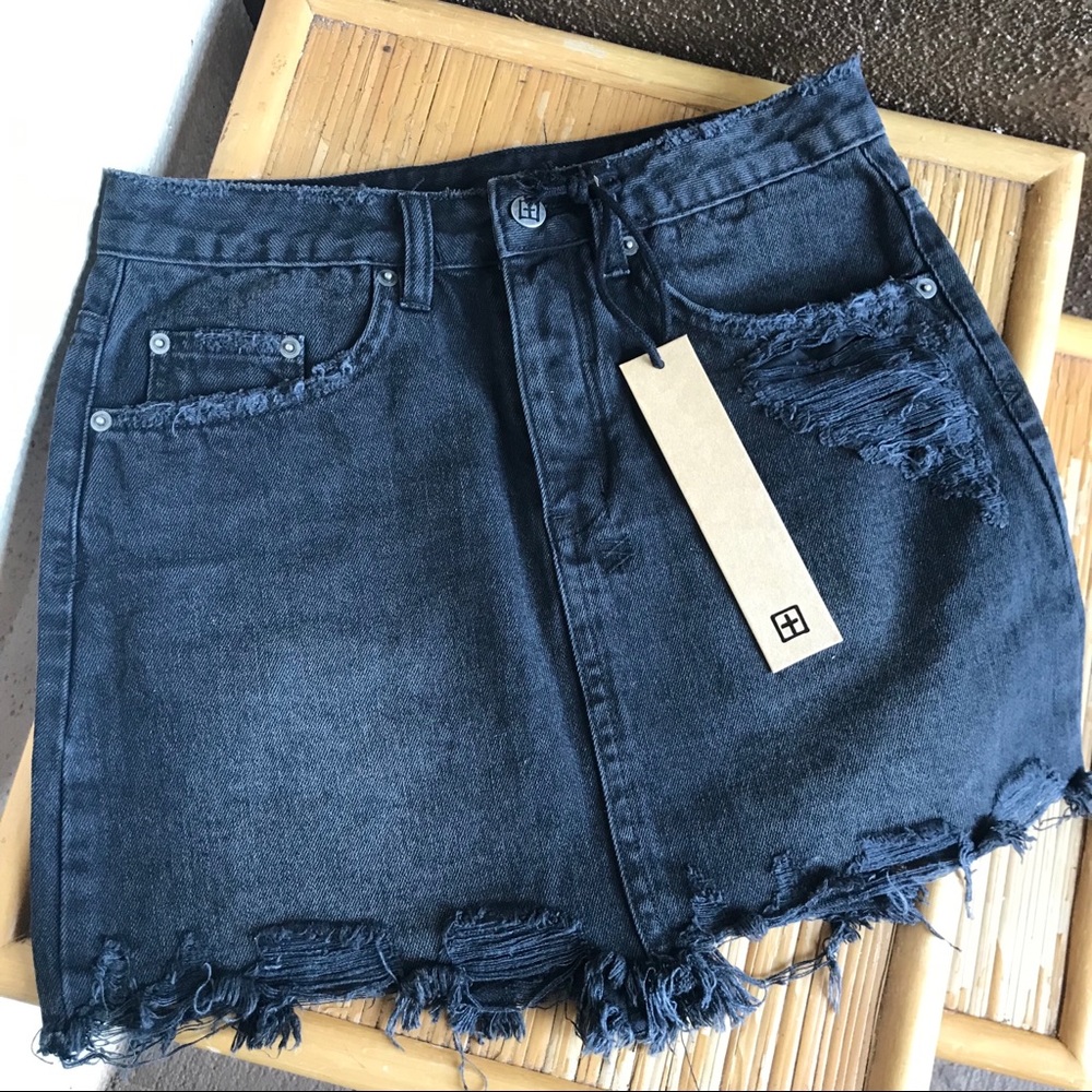 ✨SOLD✨ KSUBI MINI SKIRT - Picture 1 of 4